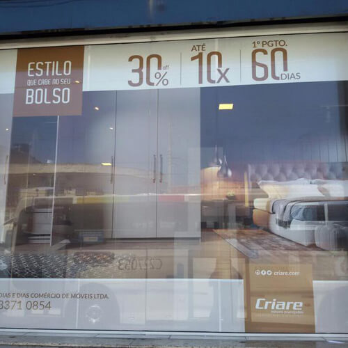 Decoração com adesivo perfurado para vitrine da loja Criare